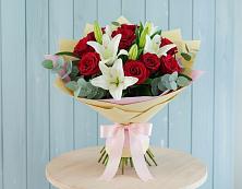 Букет цветов из:  Лилии и Розы в Щелкино