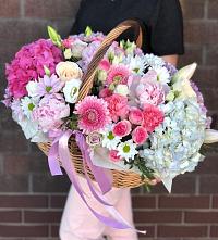 Композиция солнечный день в Щелкино Цветочная композиция из Розы, Хризантемы, Пионы и Лизиантусы в корзине в Щелкино