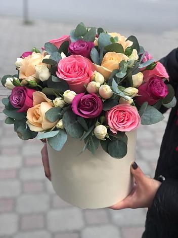 Цветочная композиция из Розы в шляпной коробке в Щелкино