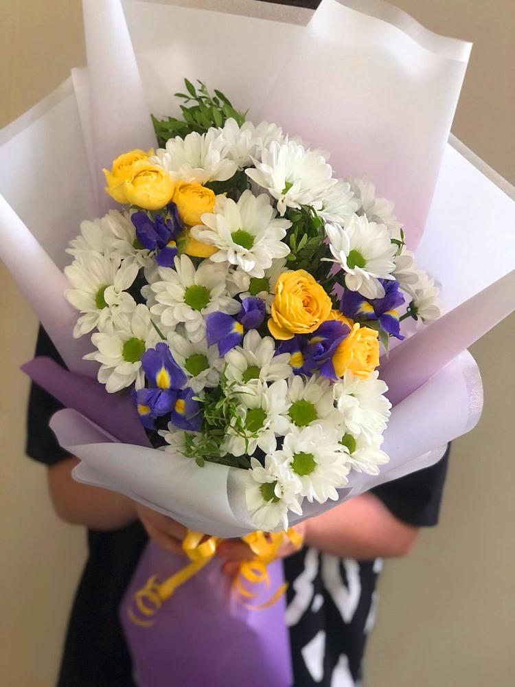 Букет цветов из: Ирисы, Хризантемы и Розы в Щелкино