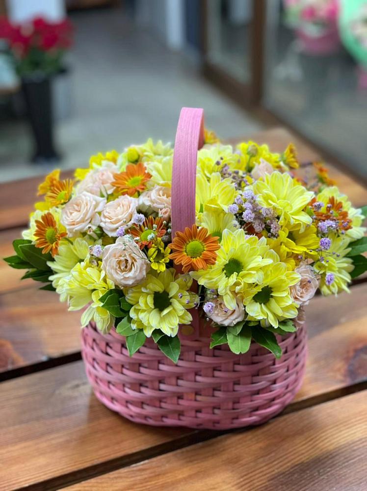 Цветочная композиция из Хризантемы и Розы в корзине в Щелкино