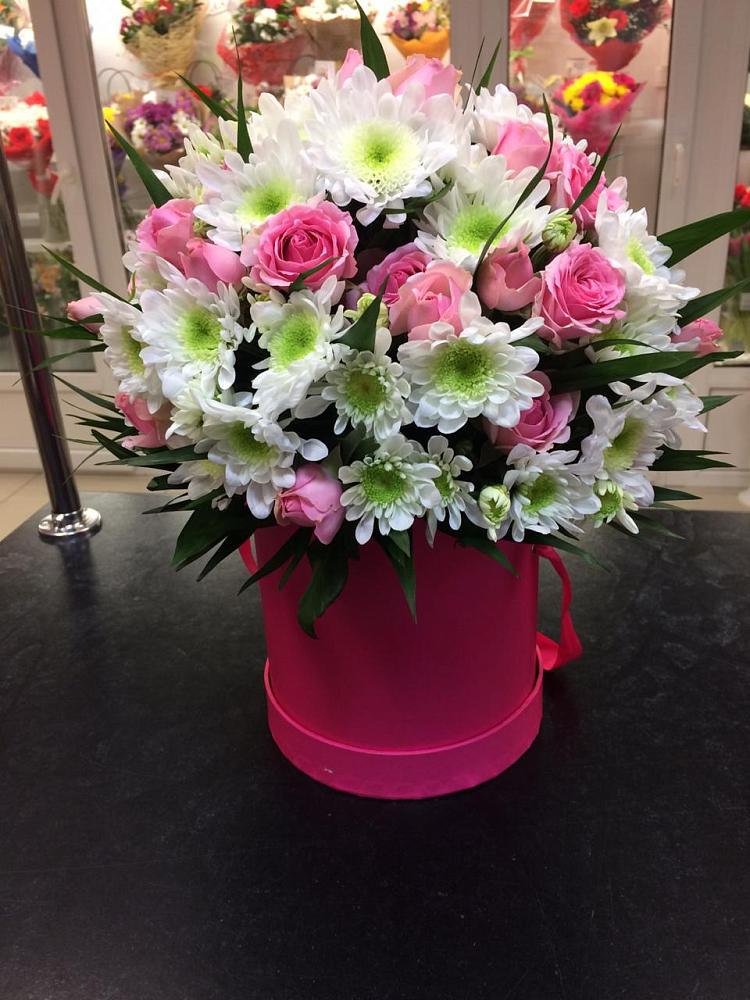 Цветочная композиция из Розы и Хризантемы в шляпной коробке в Щелкино