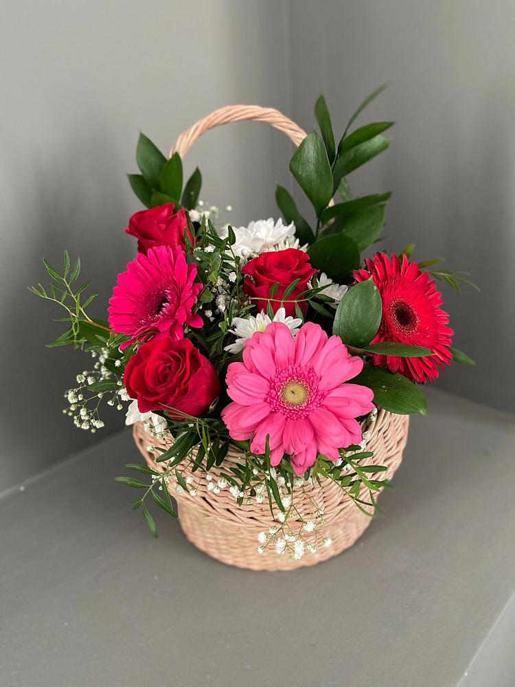Цветочная композиция из Розы, Хризантемы и Герберы в корзине в Щелкино