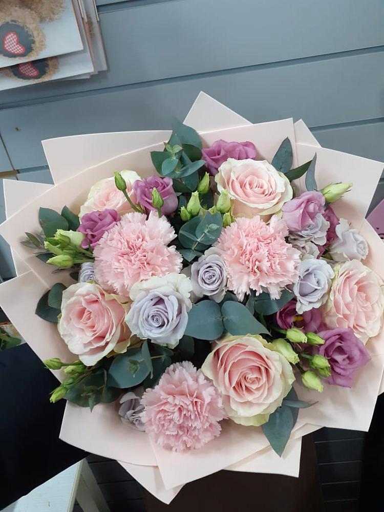 Букет цветов из: Розы, Гвоздики и Лизиантусы в Щелкино