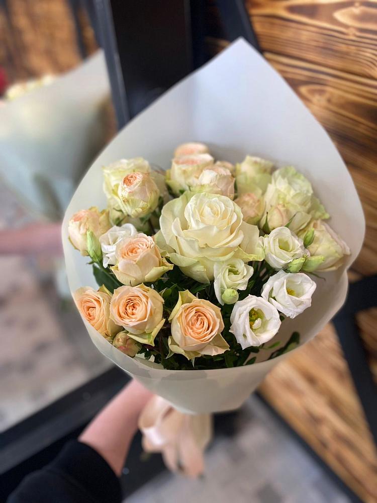 Букет цветов из: Розы и Лизиантусы в Щелкино